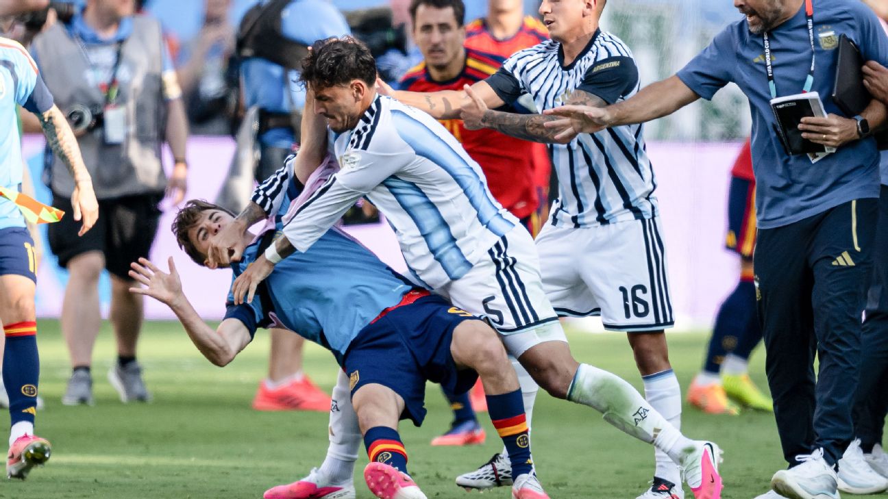 帕雷德斯遭世界杯决赛斗殴重罚 阿根廷因福克兰群岛横幅受罚